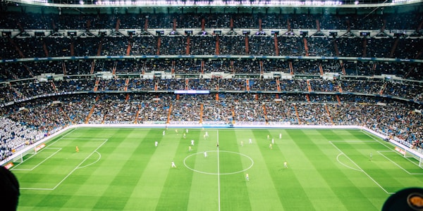 世界杯比赛战报分析 - 教练在战术板前分析比赛