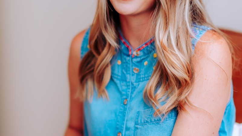 世界杯足球比赛直播画面 - 球员在绿茵场上激烈争夺足球